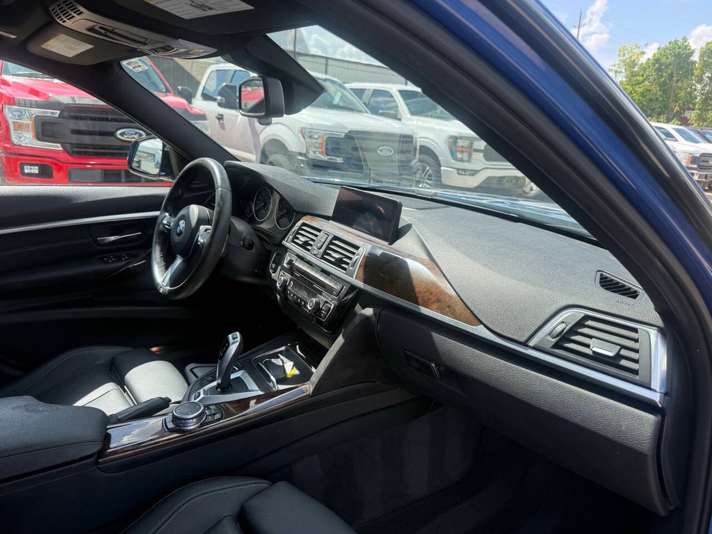 BMW 3 Series Vehicle Full-screen Gallery Image 09