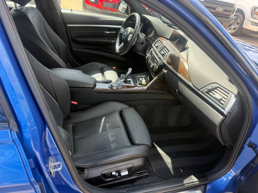 BMW 3 Series Vehicle Full-screen Gallery Image 10