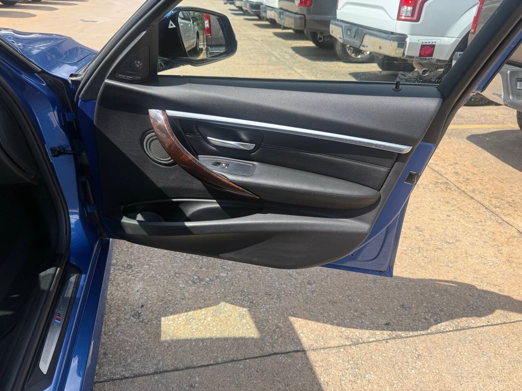 BMW 3 Series Vehicle Full-screen Gallery Image 11
