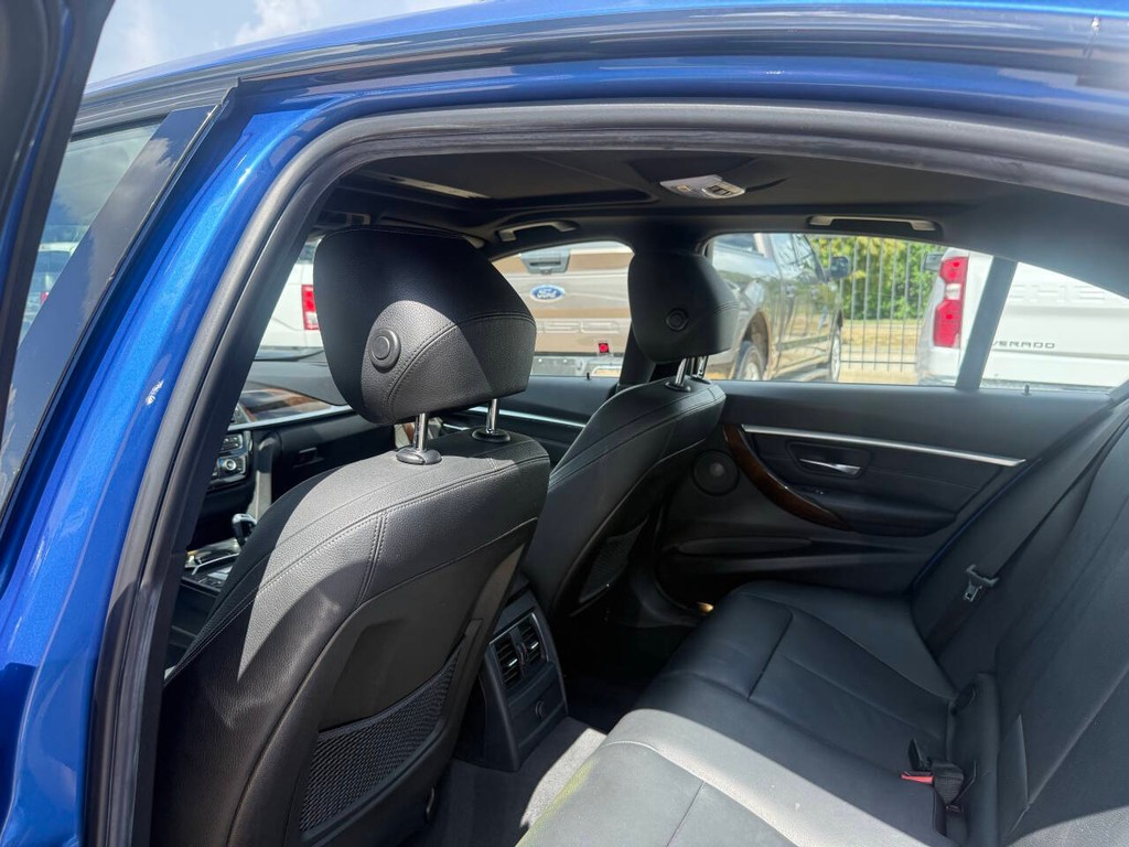 BMW 3 Series Vehicle Full-screen Gallery Image 12
