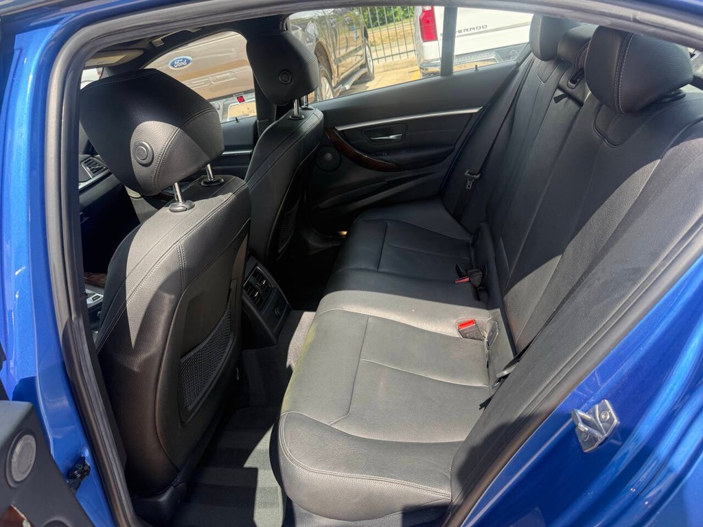 BMW 3 Series Vehicle Full-screen Gallery Image 13