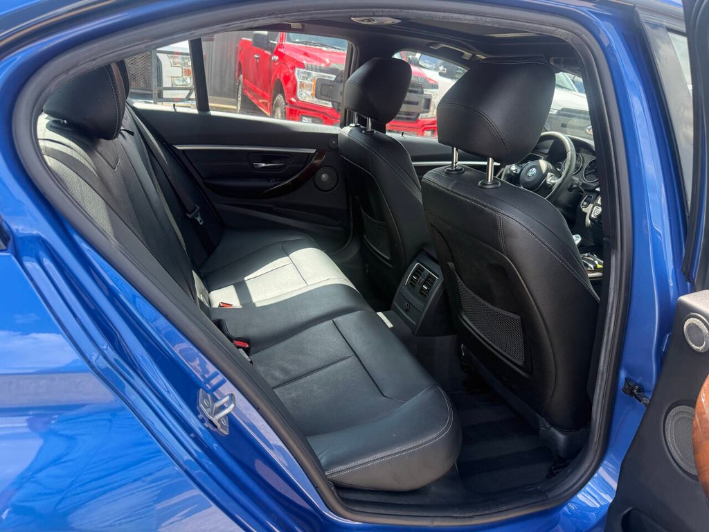 BMW 3 Series Vehicle Full-screen Gallery Image 15