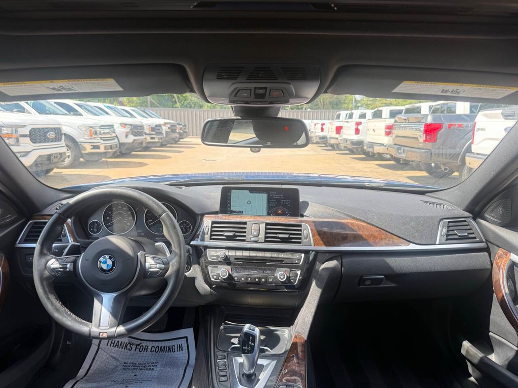 BMW 3 Series Vehicle Full-screen Gallery Image 17
