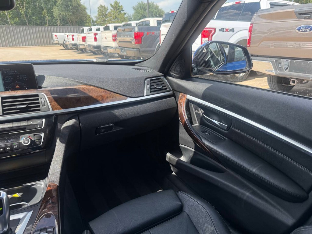 BMW 3 Series Vehicle Full-screen Gallery Image 20