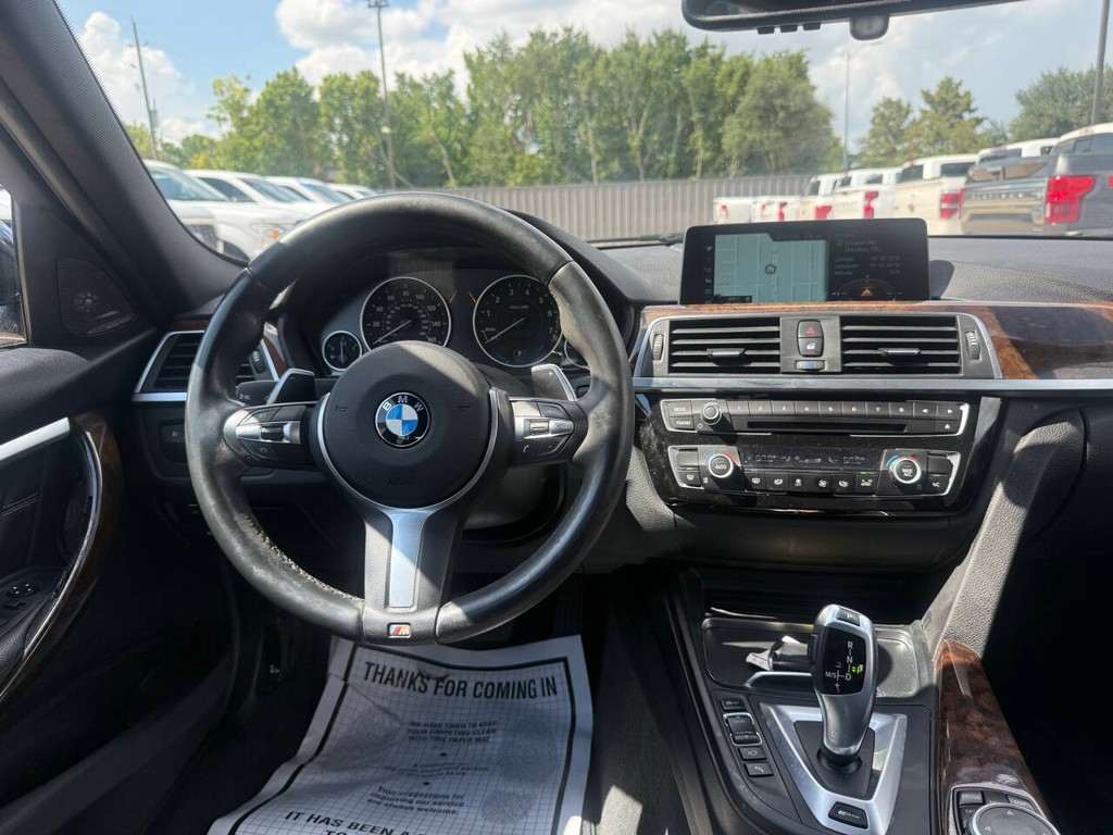 BMW 3 Series Vehicle Full-screen Gallery Image 21