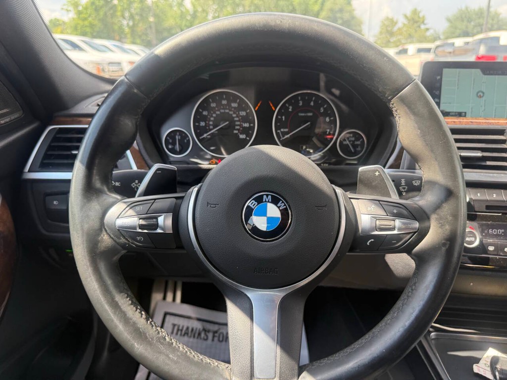 BMW 3 Series Vehicle Full-screen Gallery Image 23