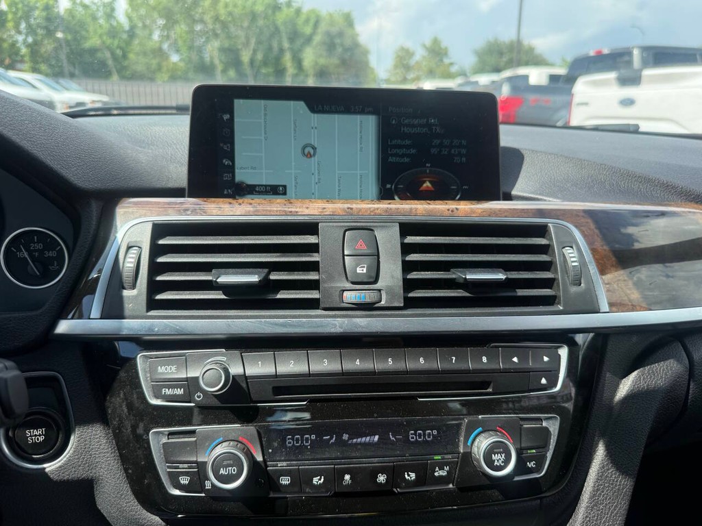 BMW 3 Series Vehicle Full-screen Gallery Image 28