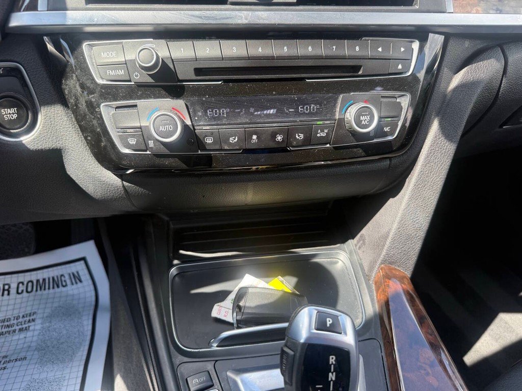 BMW 3 Series Vehicle Full-screen Gallery Image 29