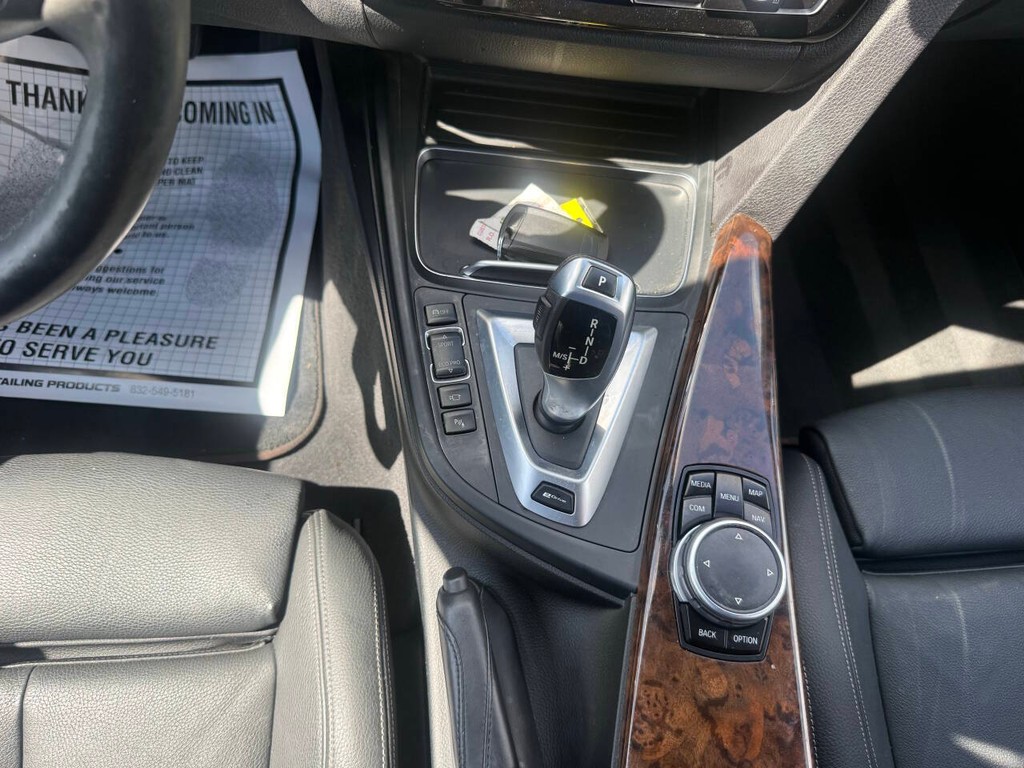 BMW 3 Series Vehicle Full-screen Gallery Image 30