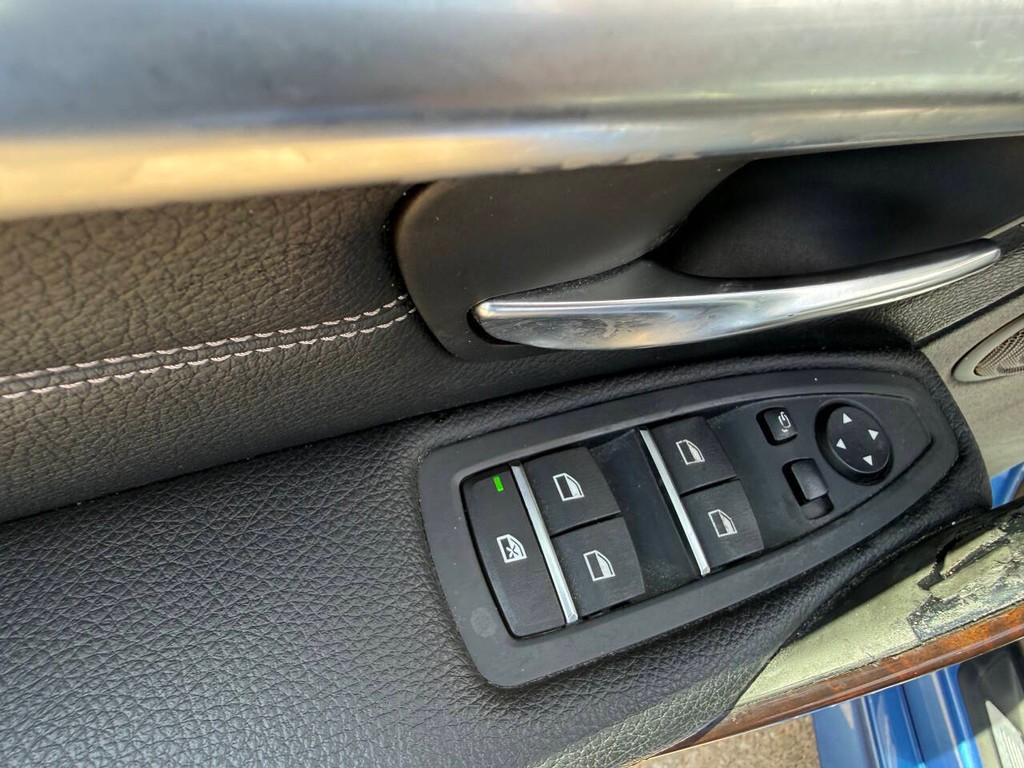 BMW 3 Series Vehicle Full-screen Gallery Image 31