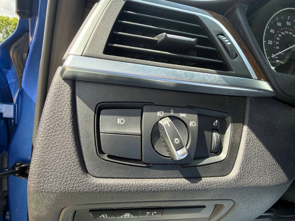 BMW 3 Series Vehicle Full-screen Gallery Image 32