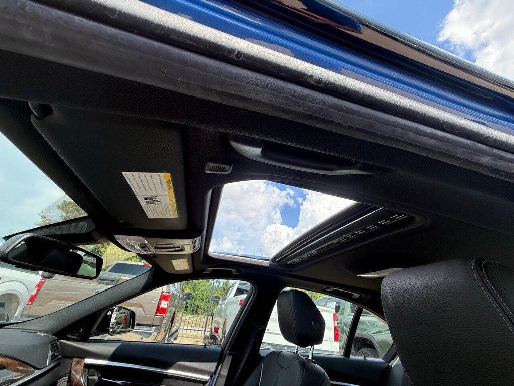 BMW 3 Series Vehicle Full-screen Gallery Image 33