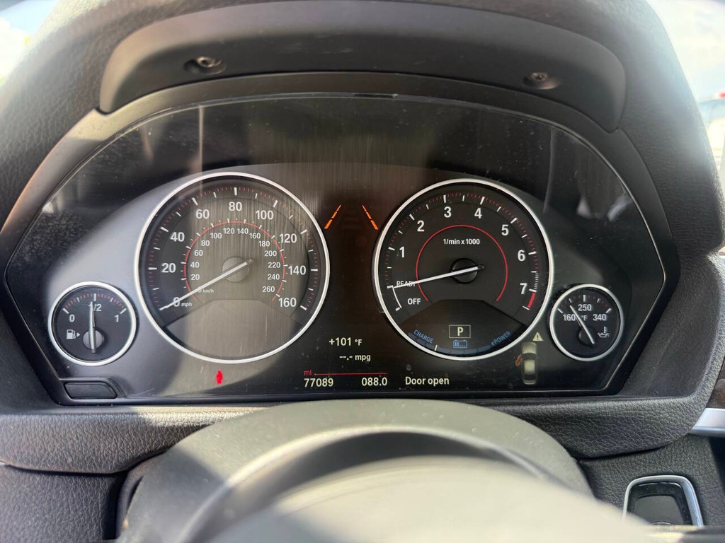 BMW 3 Series Vehicle Full-screen Gallery Image 35