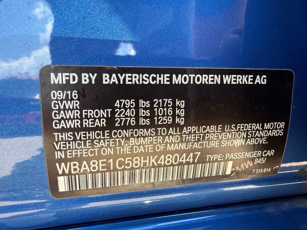 BMW 3 Series Vehicle Full-screen Gallery Image 36