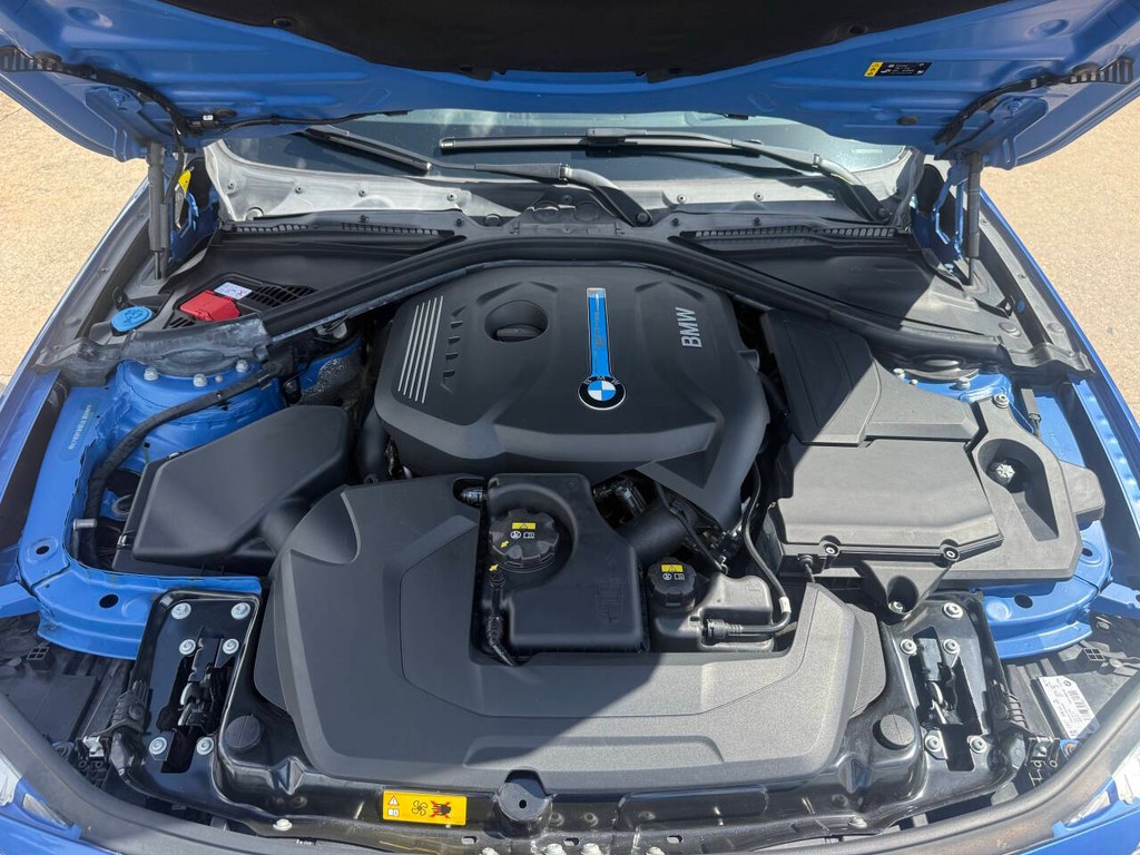 BMW 3 Series Vehicle Full-screen Gallery Image 37