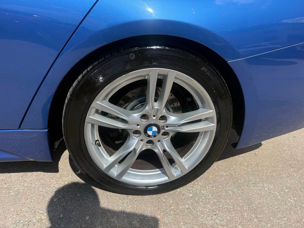 BMW 3 Series Vehicle Full-screen Gallery Image 38