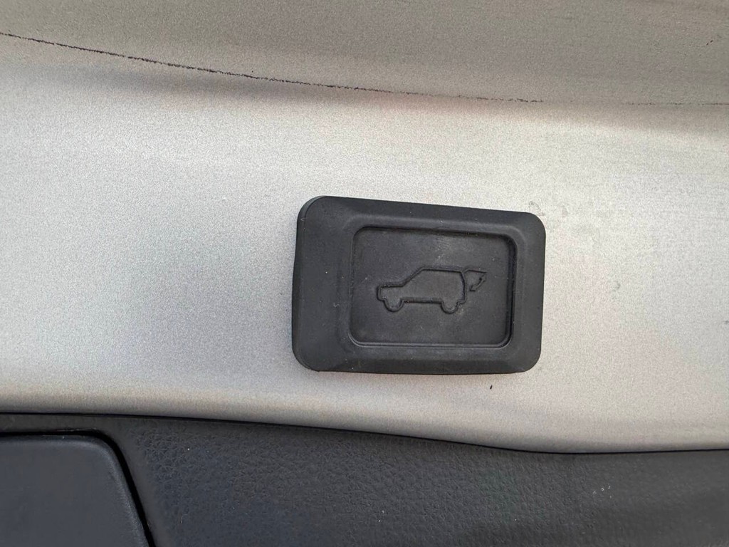 Toyota RAV4 Prime Vehicle Full-screen Gallery Image 36