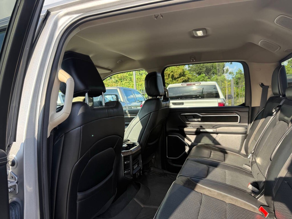 Ram 1500 Vehicle Full-screen Gallery Image 12