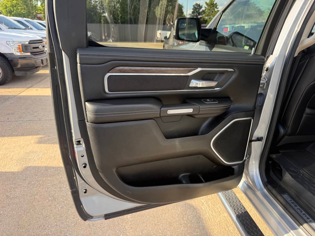 Ram 1500 Vehicle Full-screen Gallery Image 14