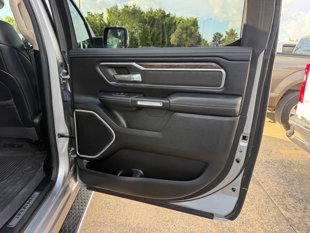 Ram 1500 Vehicle Full-screen Gallery Image 16