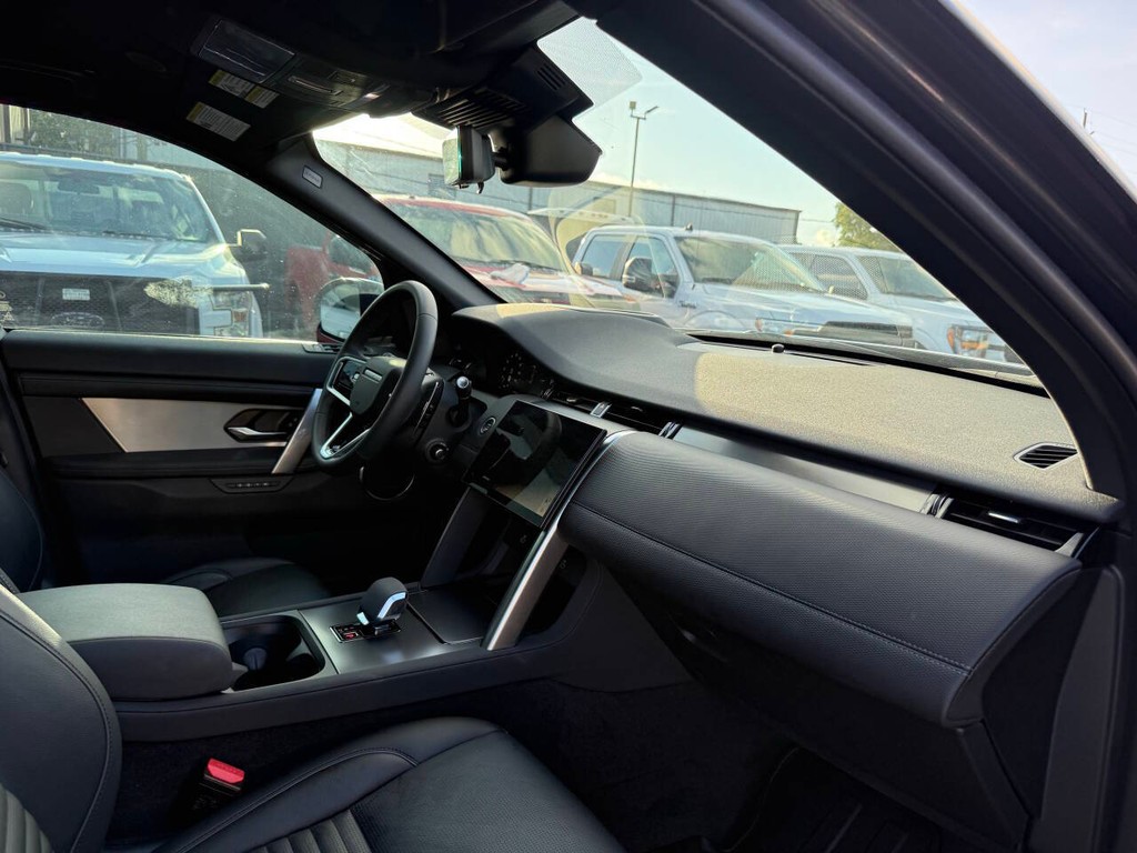 Land Rover Discovery Sport Vehicle Full-screen Gallery Image 09