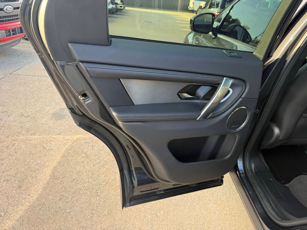 Land Rover Discovery Sport Vehicle Full-screen Gallery Image 14
