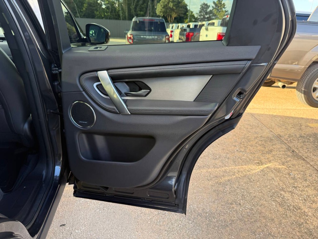 Land Rover Discovery Sport Vehicle Full-screen Gallery Image 16
