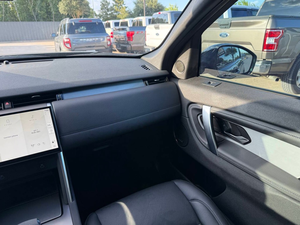 Land Rover Discovery Sport Vehicle Full-screen Gallery Image 24