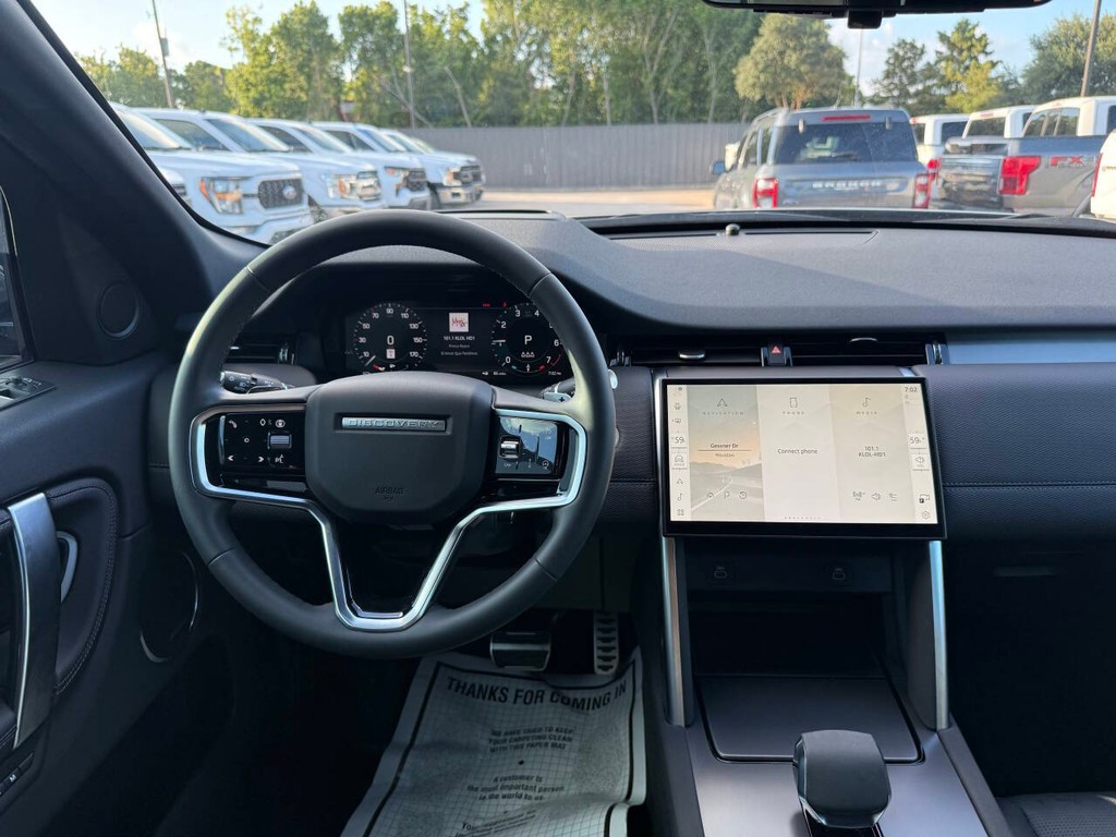 Land Rover Discovery Sport Vehicle Full-screen Gallery Image 25
