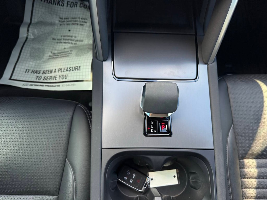 Land Rover Discovery Sport Vehicle Full-screen Gallery Image 32