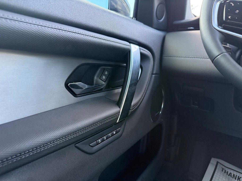 Land Rover Discovery Sport Vehicle Full-screen Gallery Image 33