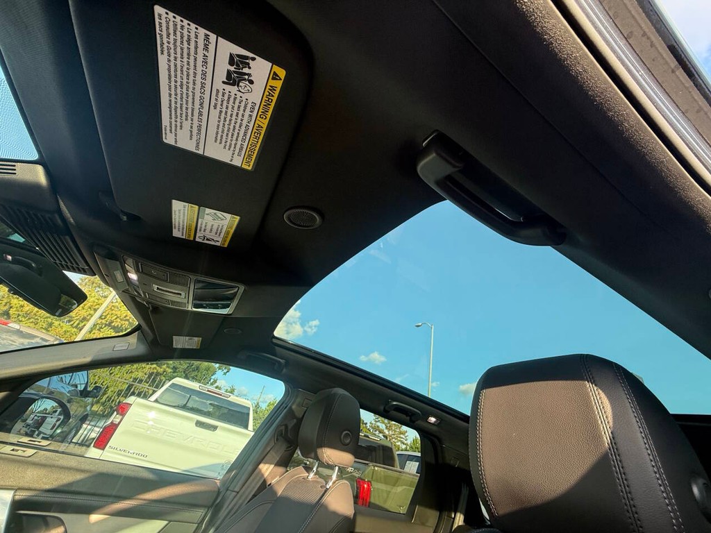 Land Rover Discovery Sport Vehicle Full-screen Gallery Image 34