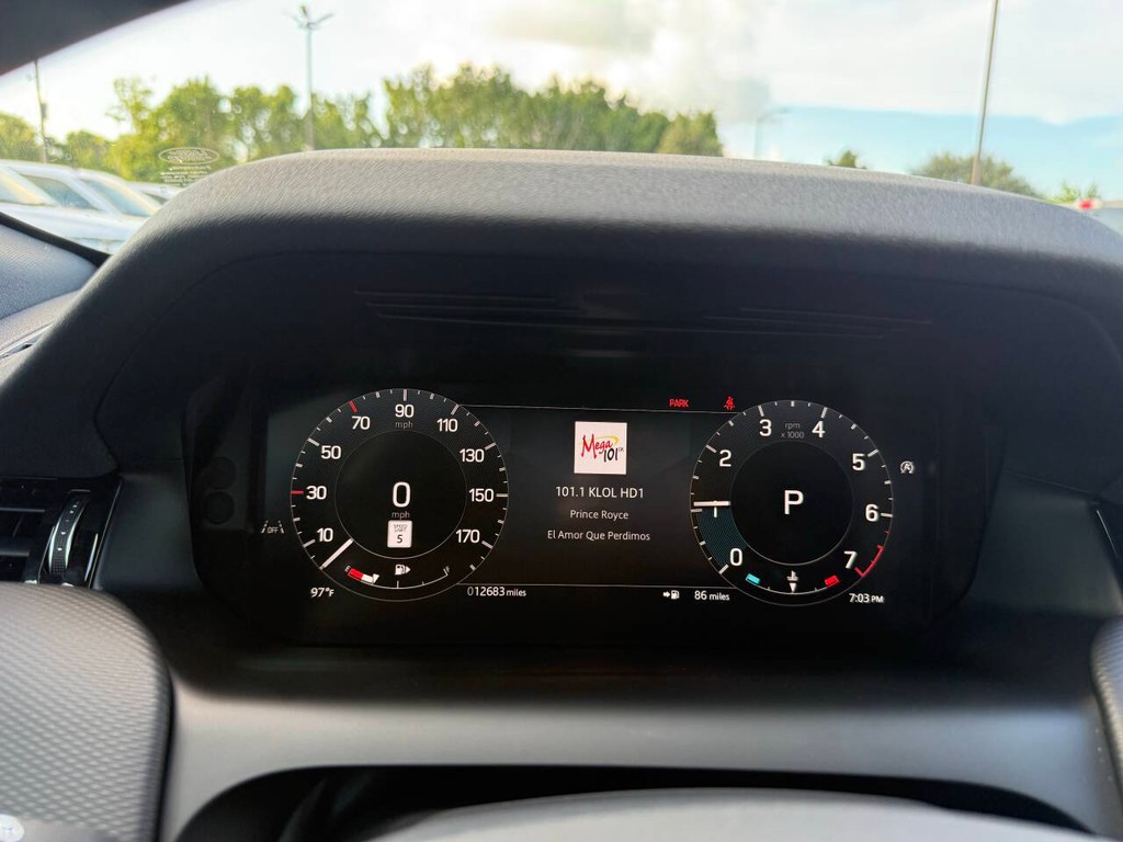 Land Rover Discovery Sport Vehicle Full-screen Gallery Image 36