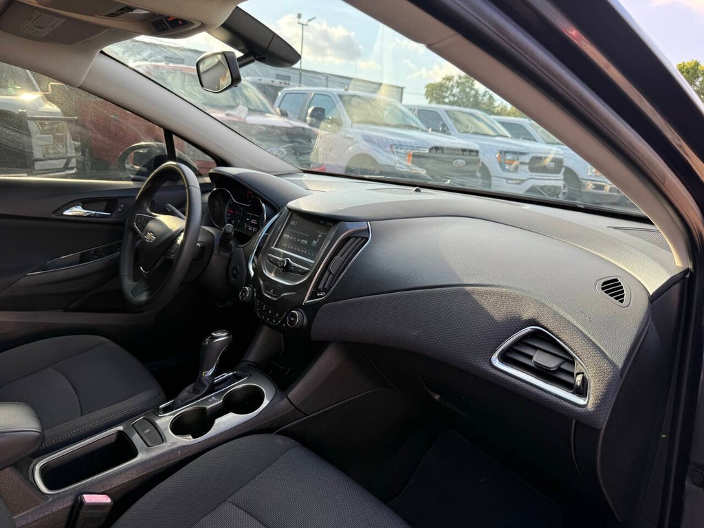 Chevrolet Cruze Vehicle Full-screen Gallery Image 09