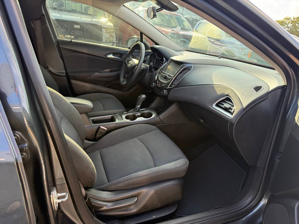 Chevrolet Cruze Vehicle Full-screen Gallery Image 10