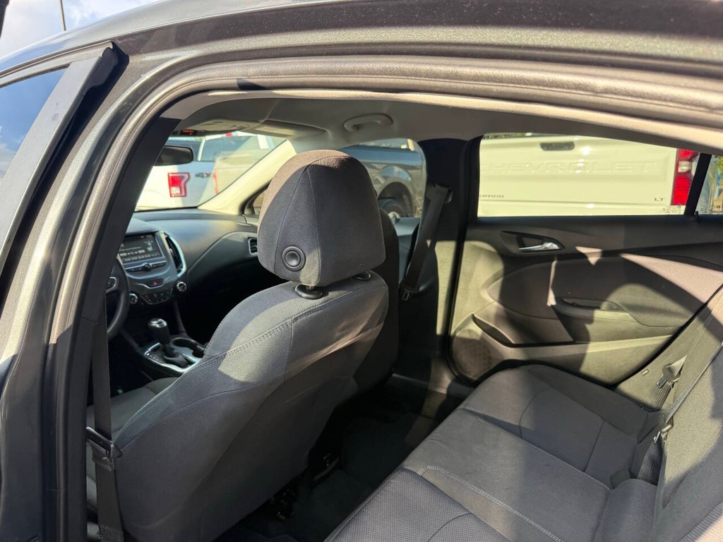 Chevrolet Cruze Vehicle Full-screen Gallery Image 12