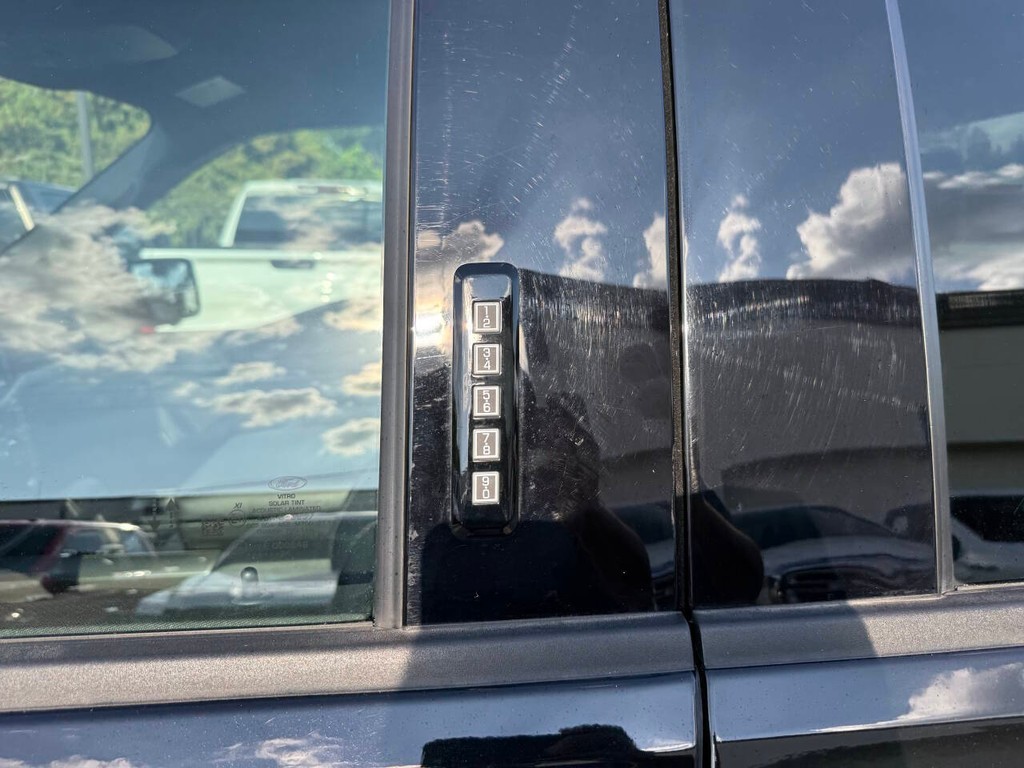 Ford F-150 Vehicle Full-screen Gallery Image 35
