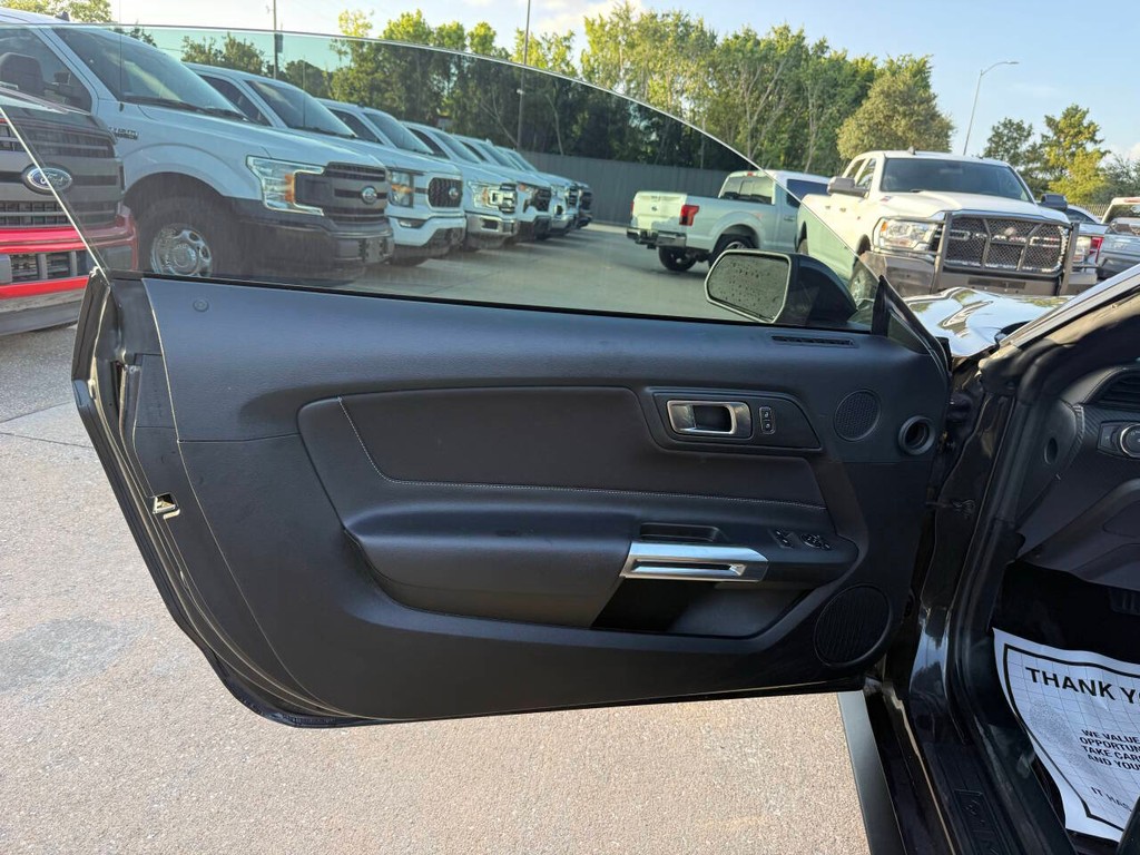 Ford Mustang Vehicle Full-screen Gallery Image 09