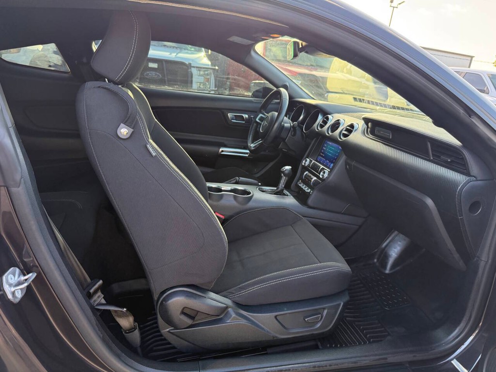 Ford Mustang Vehicle Full-screen Gallery Image 11