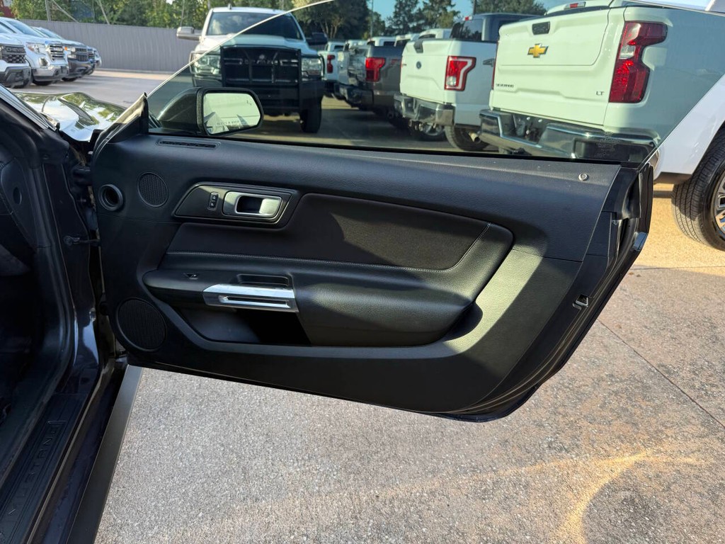 Ford Mustang Vehicle Full-screen Gallery Image 13