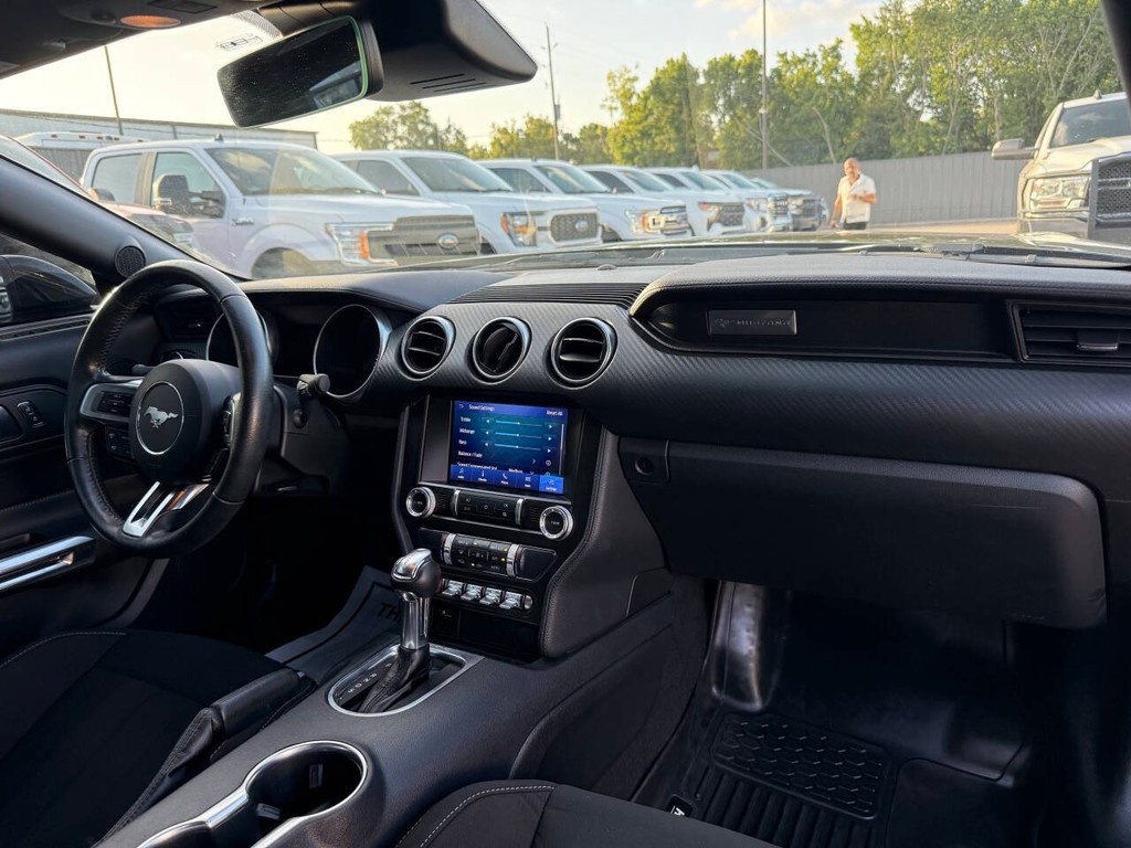 Ford Mustang Vehicle Full-screen Gallery Image 14
