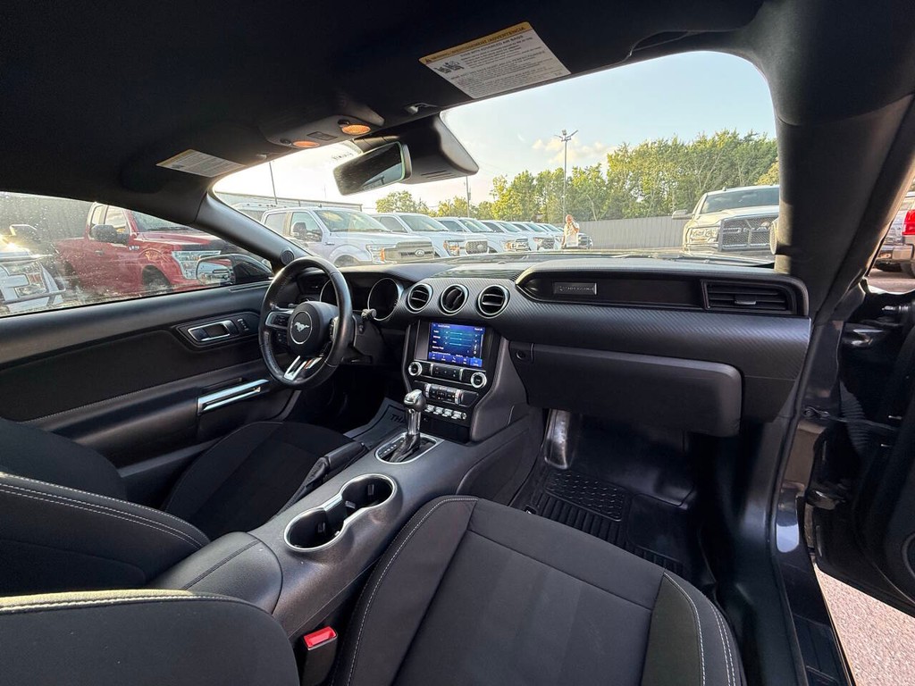 Ford Mustang Vehicle Full-screen Gallery Image 15