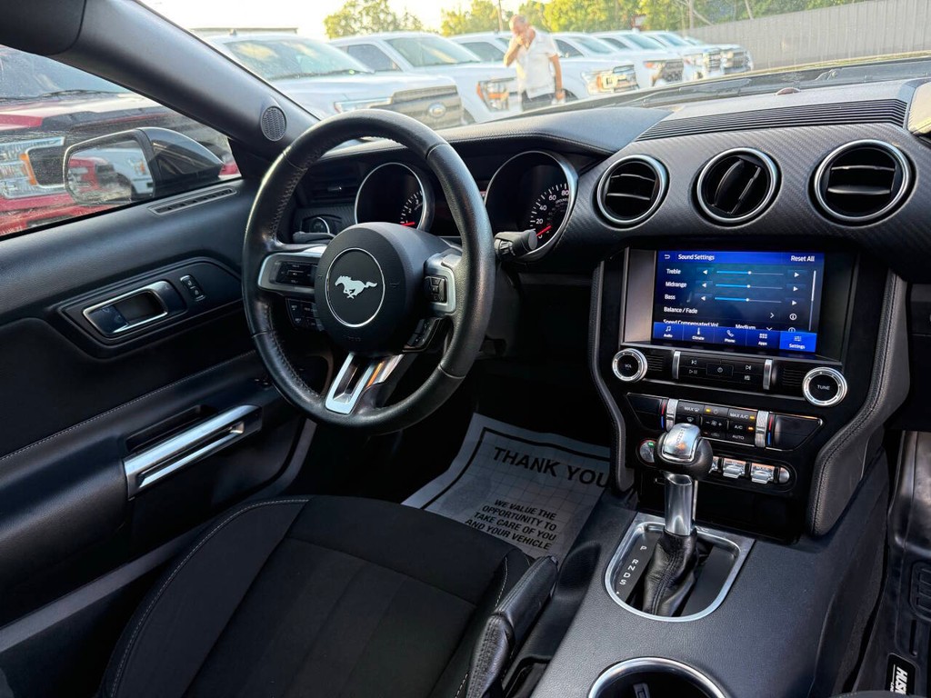 Ford Mustang Vehicle Full-screen Gallery Image 16