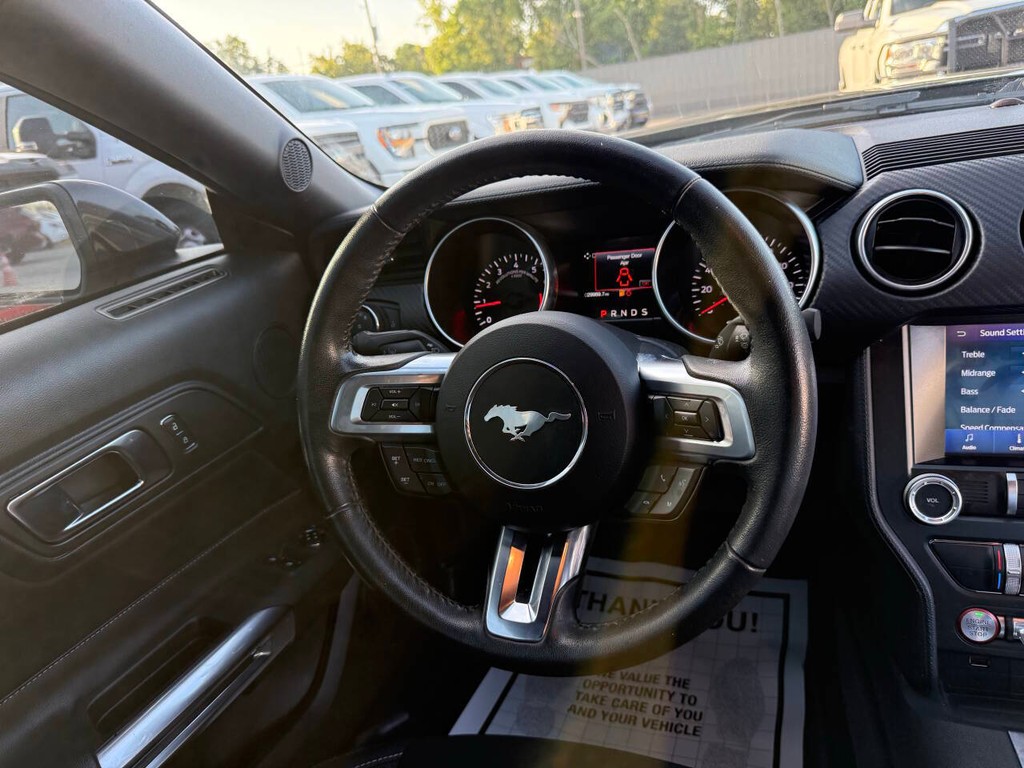 Ford Mustang Vehicle Full-screen Gallery Image 17