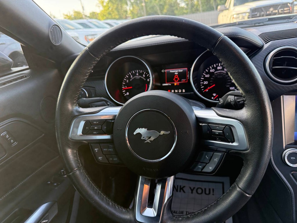 Ford Mustang Vehicle Full-screen Gallery Image 18