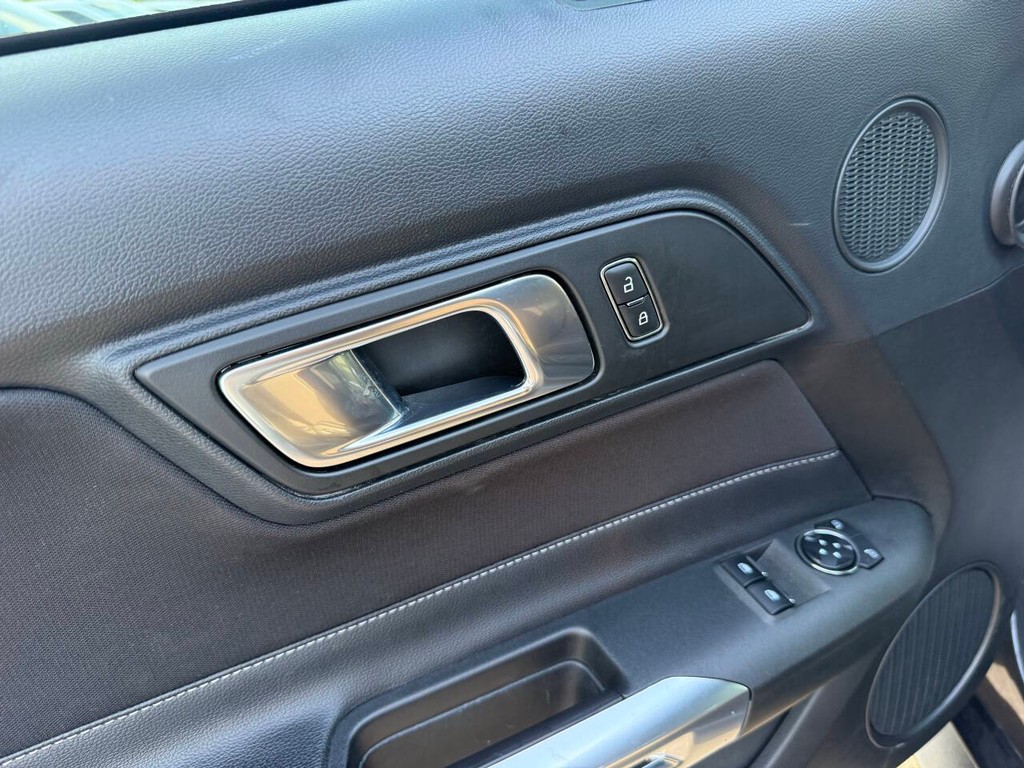 Ford Mustang Vehicle Full-screen Gallery Image 25