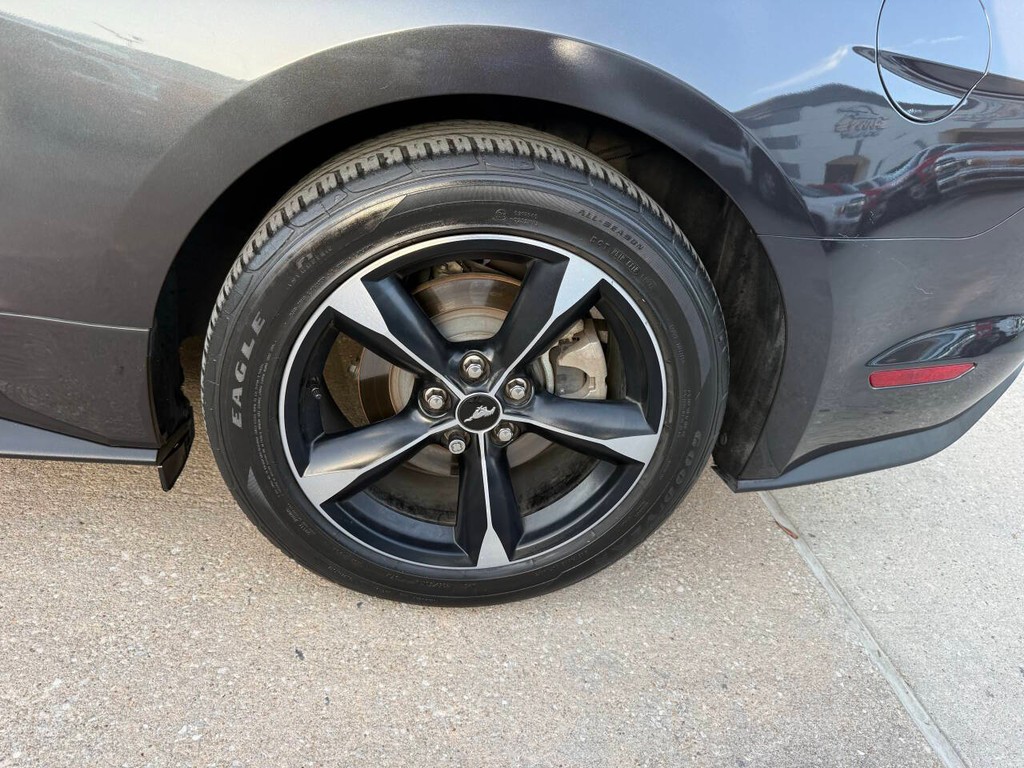 Ford Mustang Vehicle Full-screen Gallery Image 30