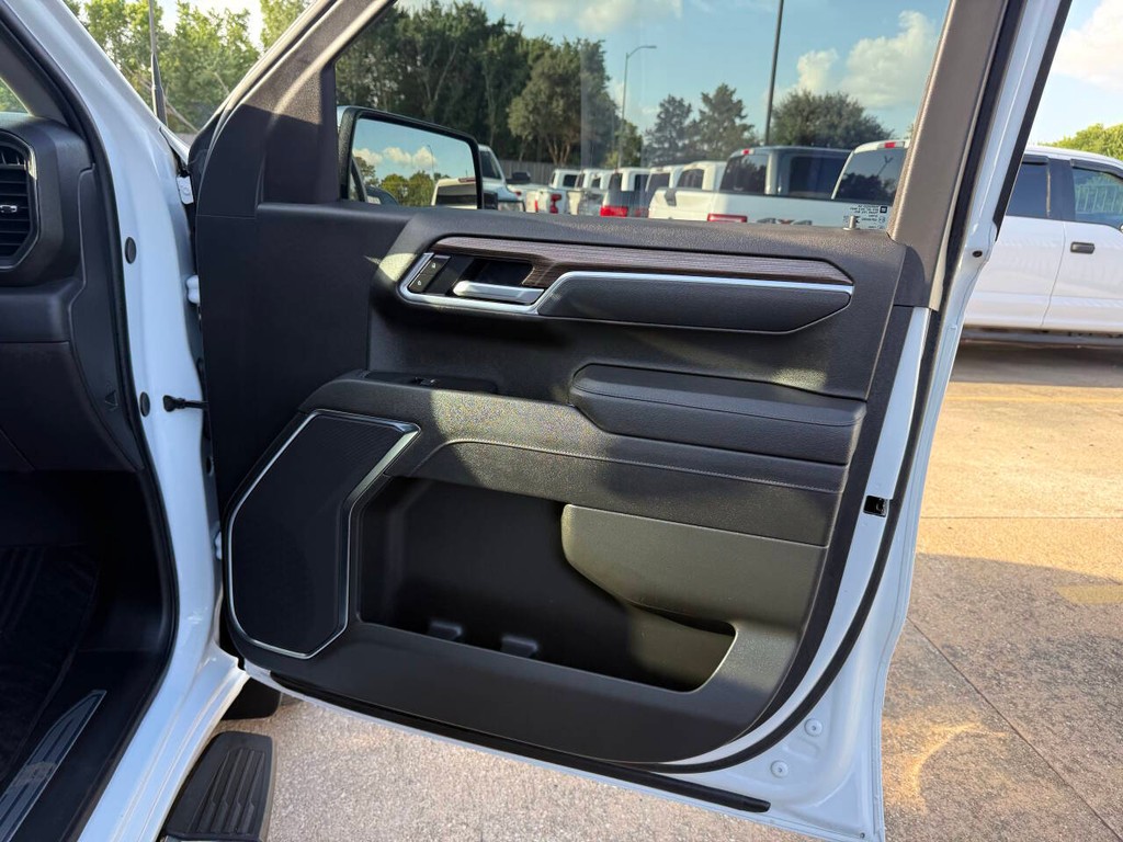Chevrolet Silverado 1500 Vehicle Full-screen Gallery Image 11