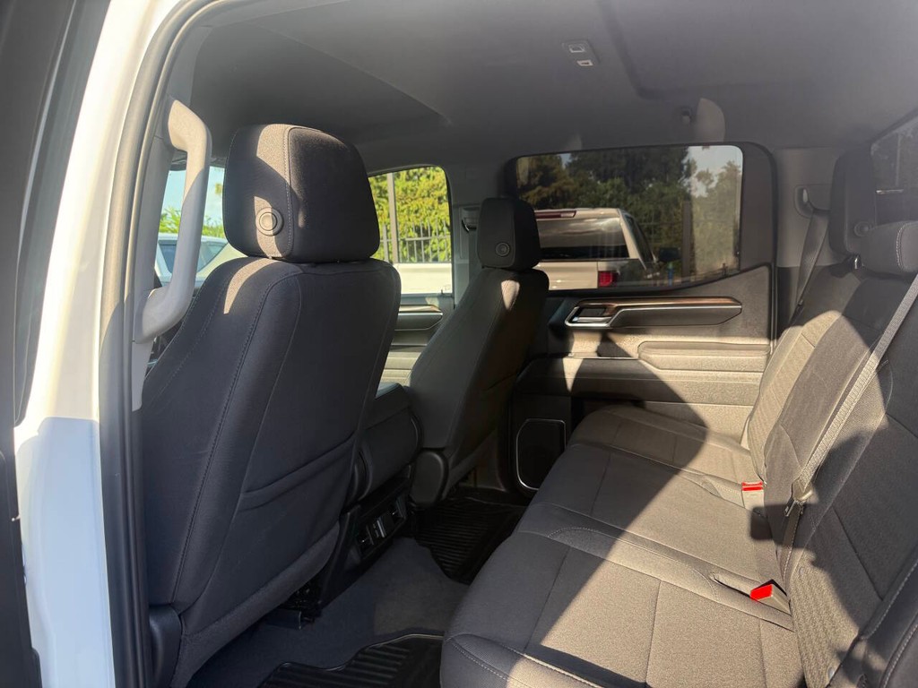 Chevrolet Silverado 1500 Vehicle Full-screen Gallery Image 12