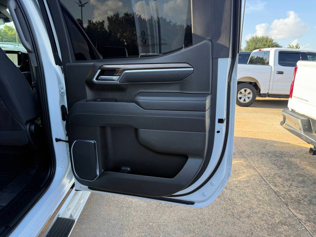 Chevrolet Silverado 1500 Vehicle Full-screen Gallery Image 16
